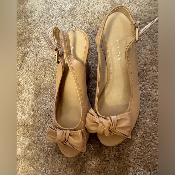 CL By Laundry Wedges size 9.5 - Picture 2 of 8